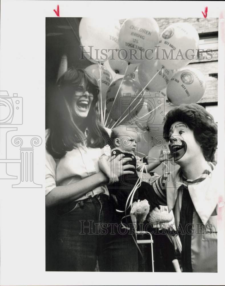 1985 Press Photo Kathy and Annabelle Sinclair entertained by Ronald McDonald.- Historic Images