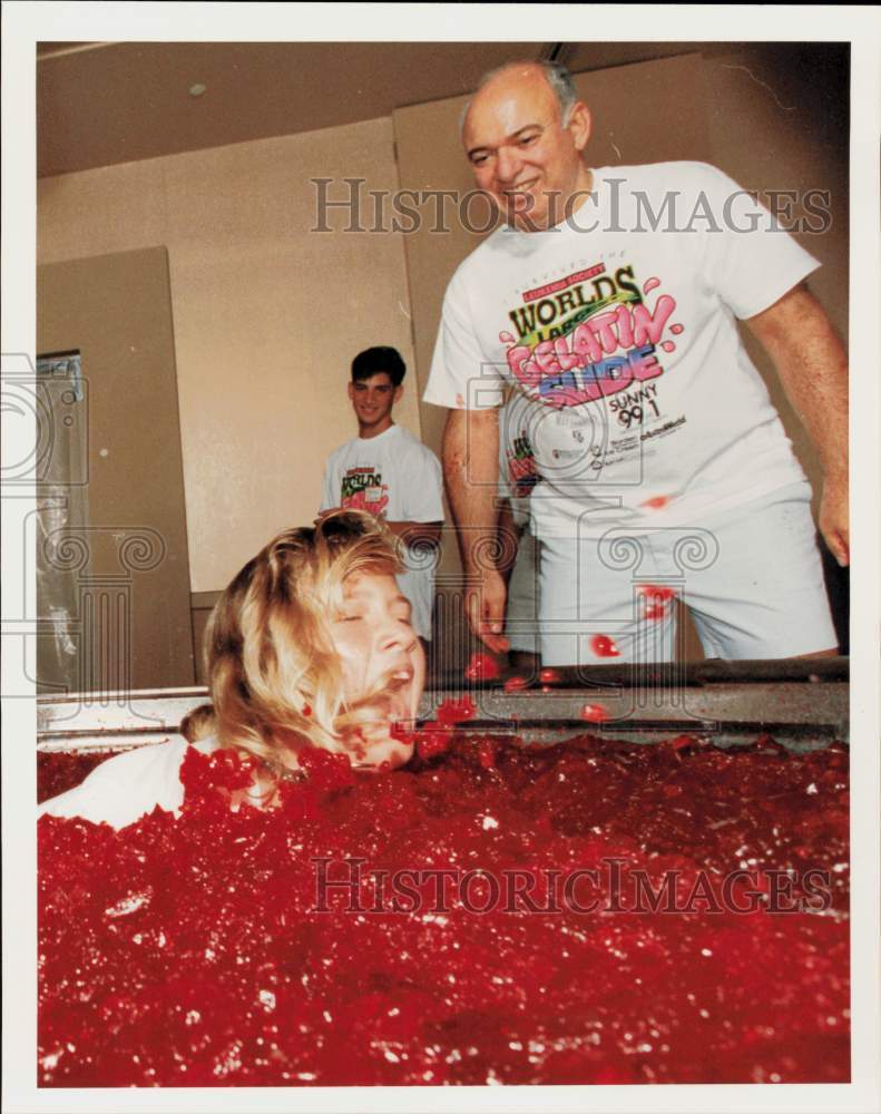 1992 Press Photo Onlookers watch participant slides into gelatin, Houston- Historic Images