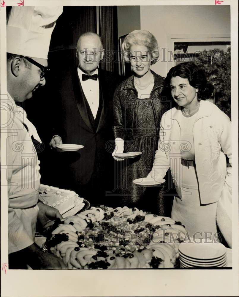 1965 Press Photo Mr. and Mrs. Alex Finney and Rose Bagnoli at World Trade event.- Historic Images