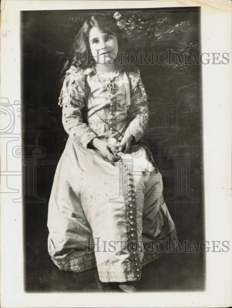 1909 Press Photo England's Queen Elizabeth, age 9, at Glamis Castle, Scotland.- Historic Images