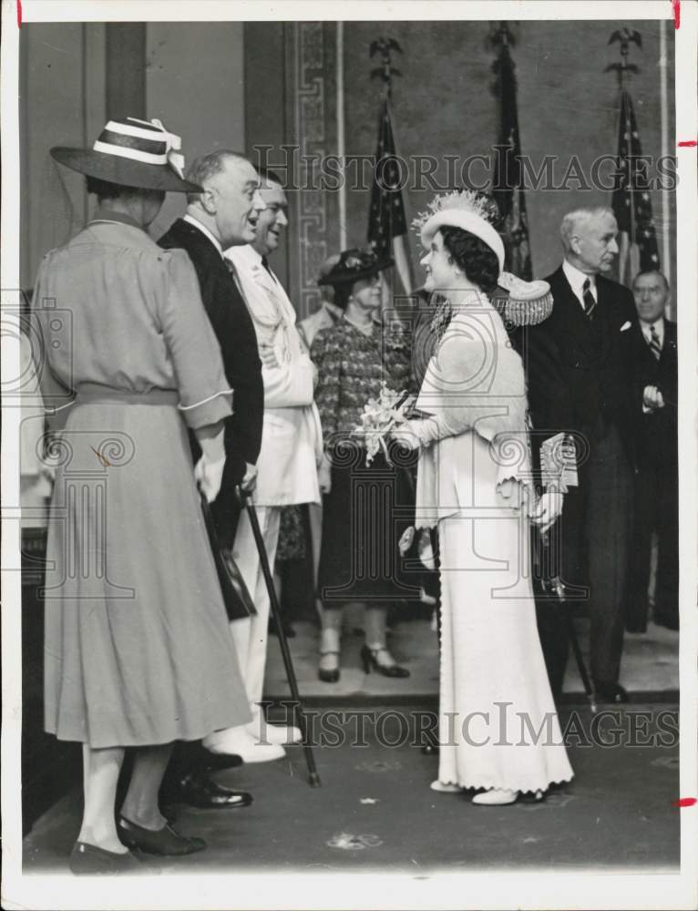 1939 Press Photo President Roosevelt and Queen Elizabeth greet in Washington.- Historic Images