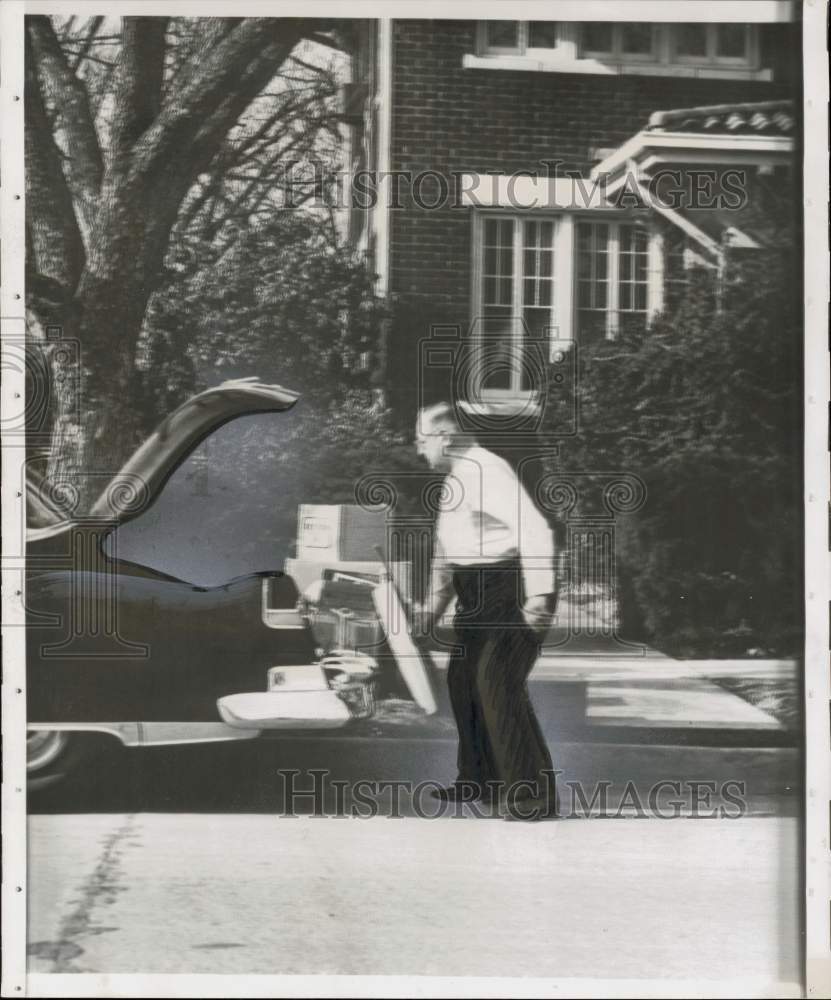 1955 Press Photo Harry E. Weaver loads belongings for his San Angelo ranch.- Historic Images