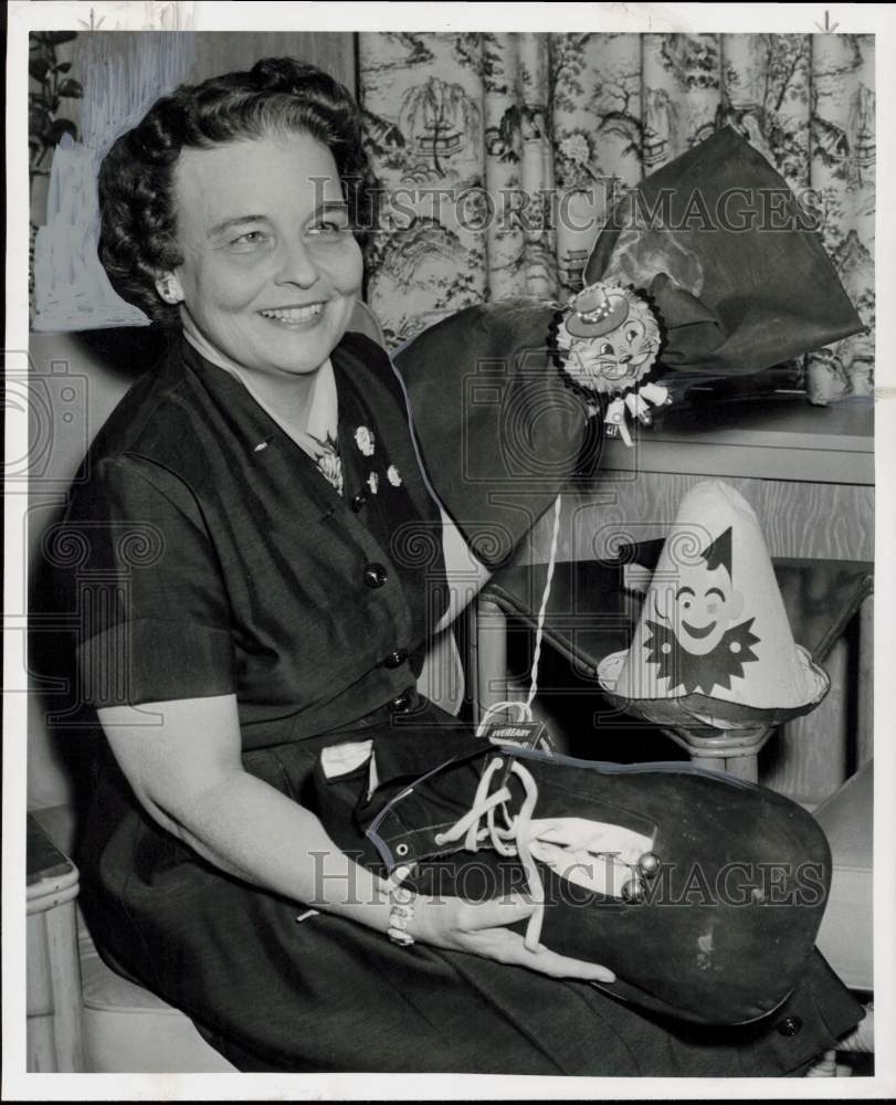 1957 Press Photo Professional clown Mrs. Fred Stancliff shows her trademarks.- Historic Images