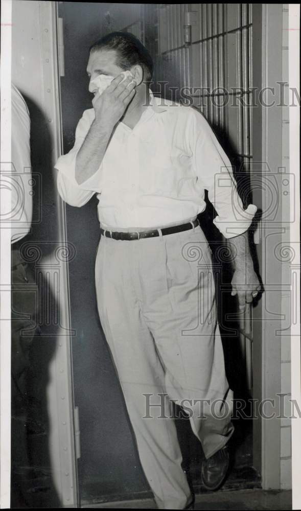 1955 Press Photo Howard L. Young, charged with bribery, holds cloth to face.- Historic Images