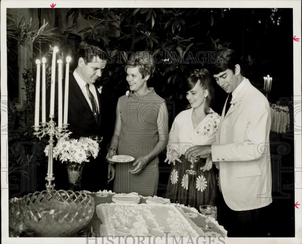 1967 Press Photo The Lou Waters talk with Kenneth Dessain and Suzanne Kitchen- Historic Images