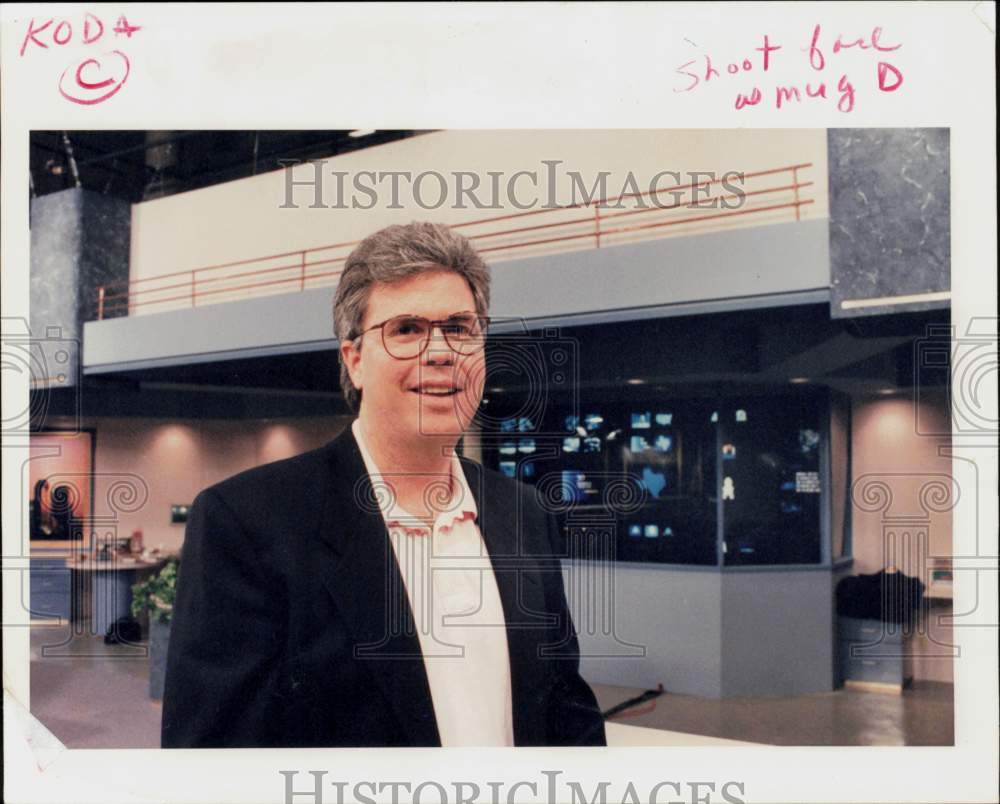 1990 Press Photo Mike Crews, Channel 39 news director. - hpa92214- Historic Images