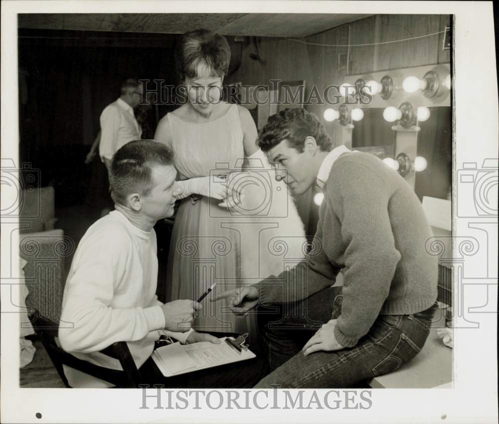 1966 Press Photo W.L. and Pat Davis talk with Dave Calkins. - hpa92233- Historic Images