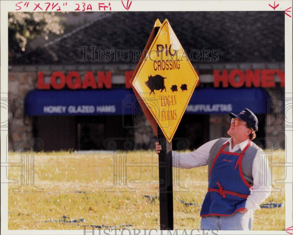 1993 Press Photo Pinckney &quot;Pink&quot; Logan stands by &#39;Pig Crossing&#39; sign.- Historic Images