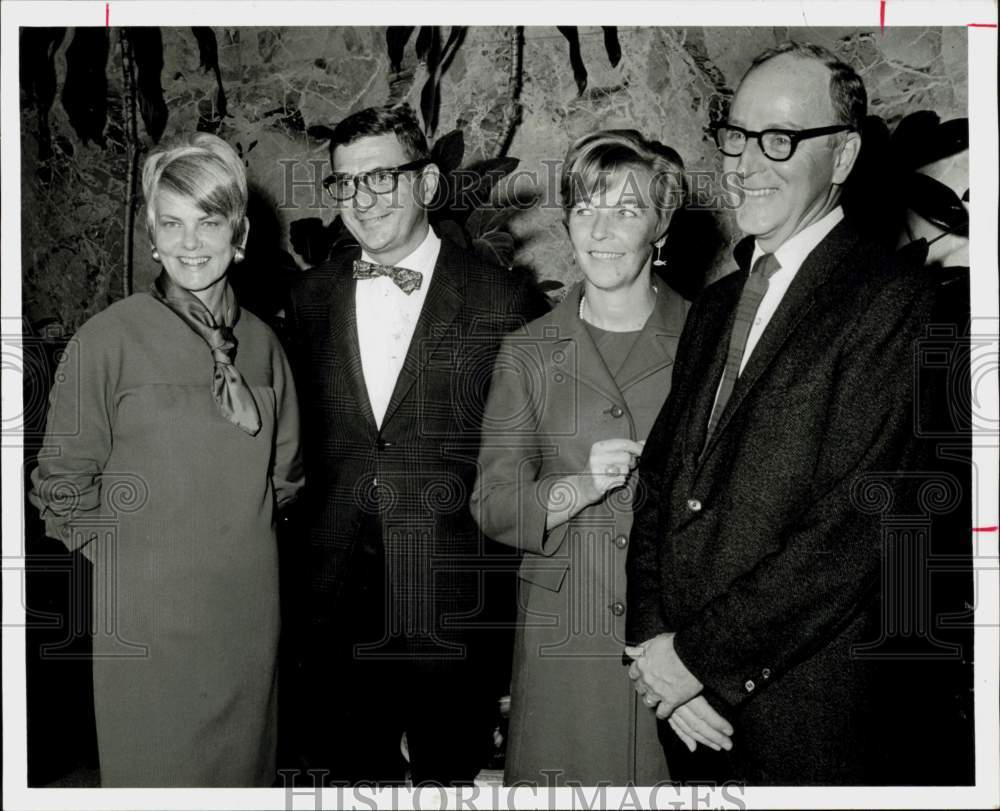 1968 Press Photo Dr. and Mrs. Alfred Leiser pose with the Fahlbergs at party, TX- Historic Images