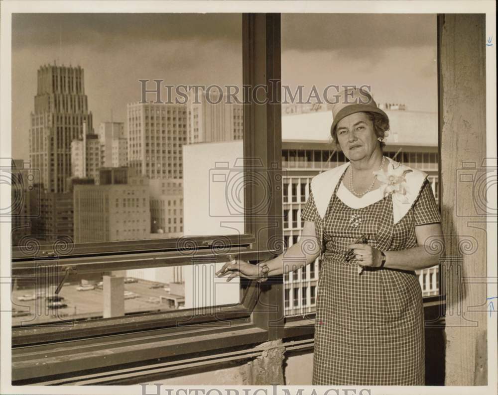 1961 Press Photo Mary Morrison Kennedy, architect, views Houston&#39;s skyline.- Historic Images