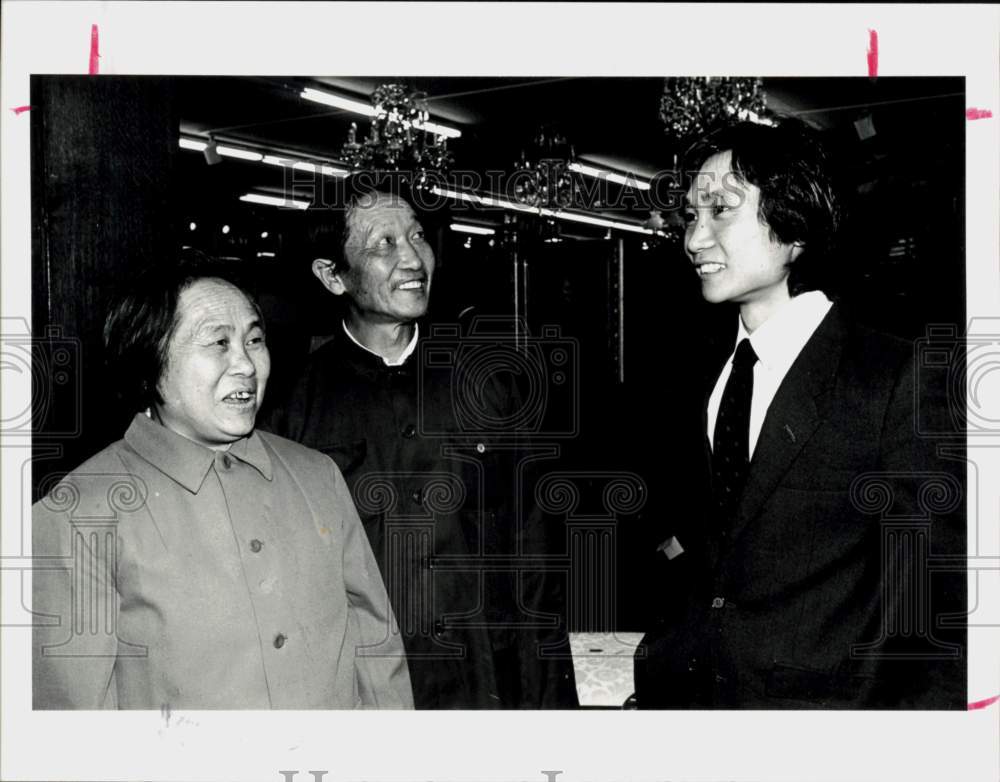 1987 Press Photo Li Cunxin talks with Fang Rei Ching and Li Ting Fong in Houston- Historic Images