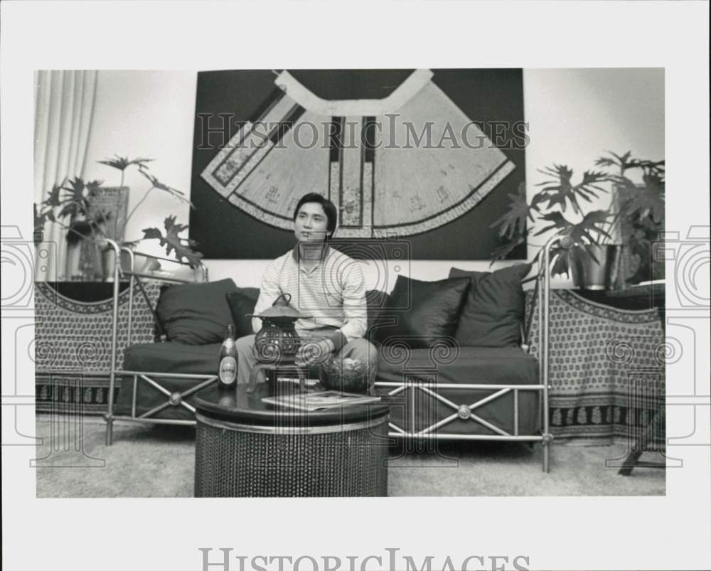 1982 Press Photo Ballet dancer Li Cunxin, relaxes on sofa at home in Houston- Historic Images