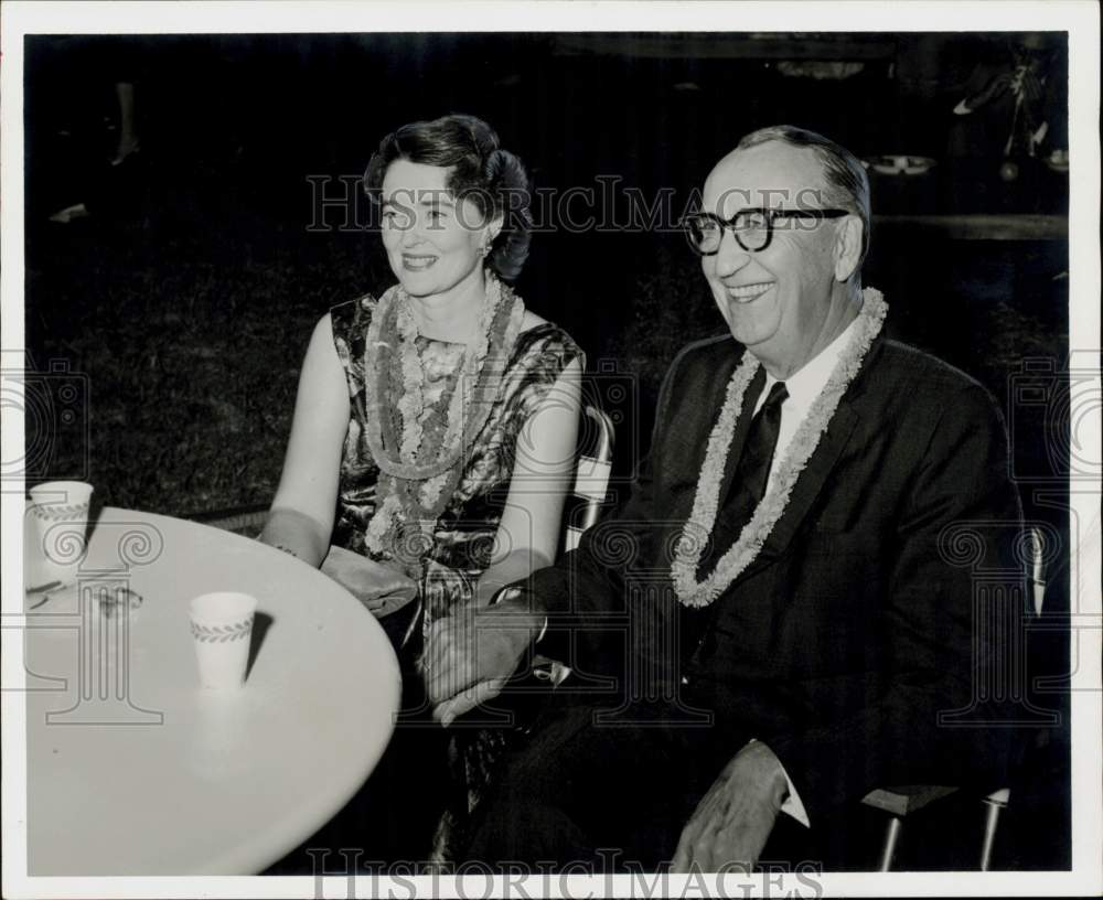 1961 Press Photo Gunnard Dahlberg and wife attend Hawaiian Village luau.- Historic Images