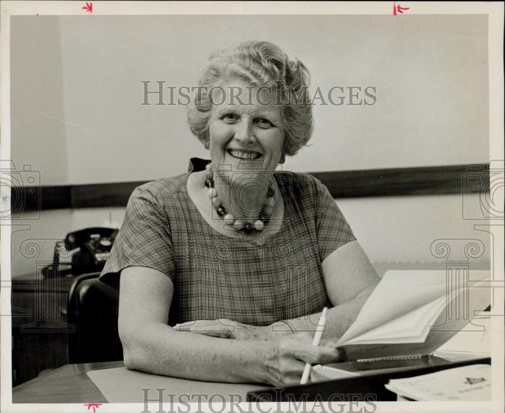 1967 Press Photo Thelma Mills working at her desk in Houston, Texas - hpa92327- Historic Images