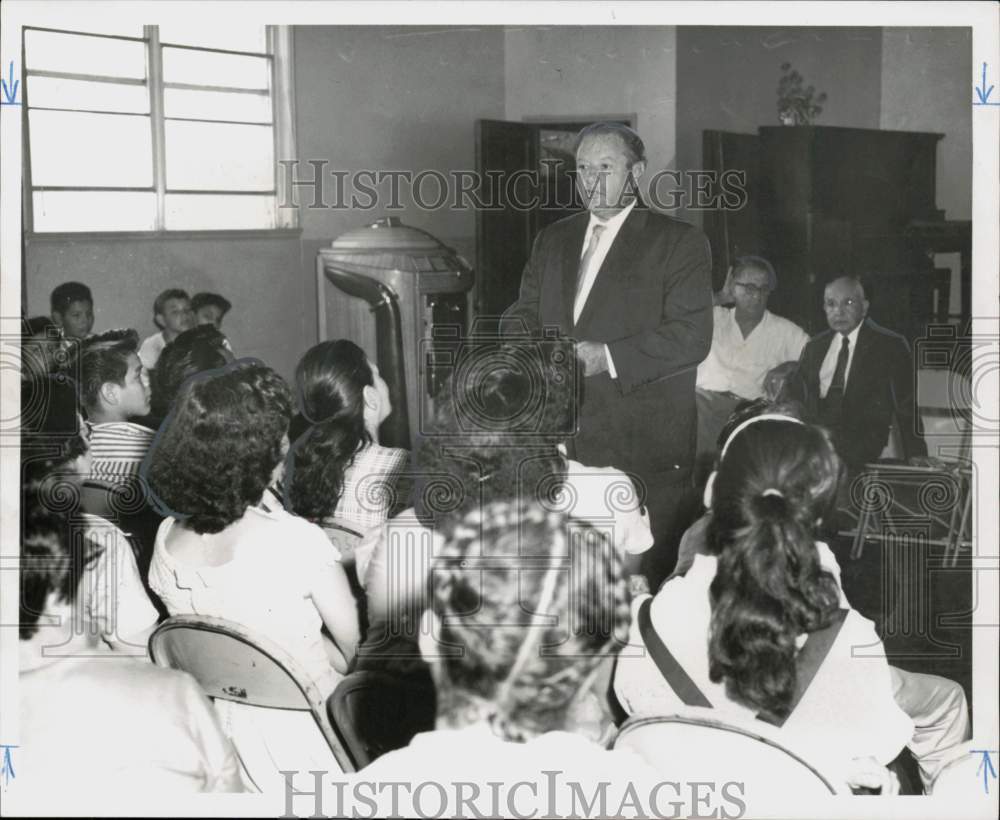 1958 Press Photo Houston Housing Authority Chair Leon Green talks with parents- Historic Images