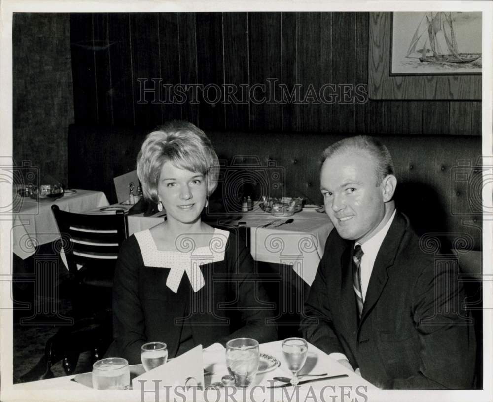 1967 Press Photo Betty Puckett and Doug Sperry dine at Massa&#39;s Restaurant.- Historic Images