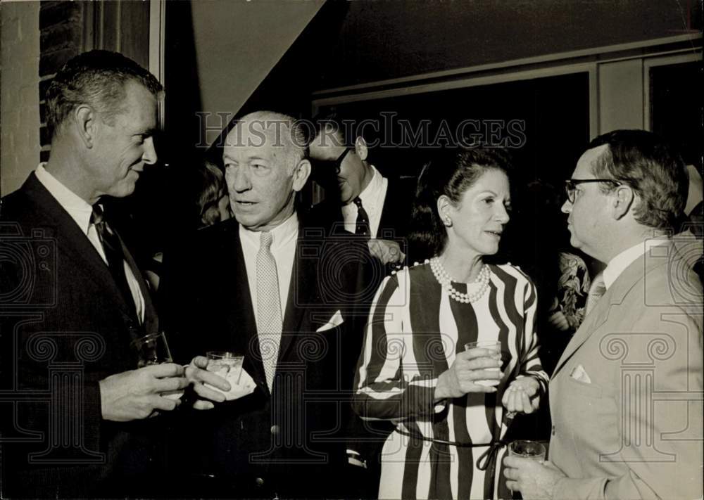 1968 Press Photo Grant Thomas, Ted &amp; Caroline Law with Herbert Wells at TX event- Historic Images