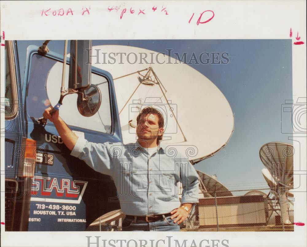 1990 Press Photo Todd Liccketto, Stars technician, poses before satellite, Texas- Historic Images