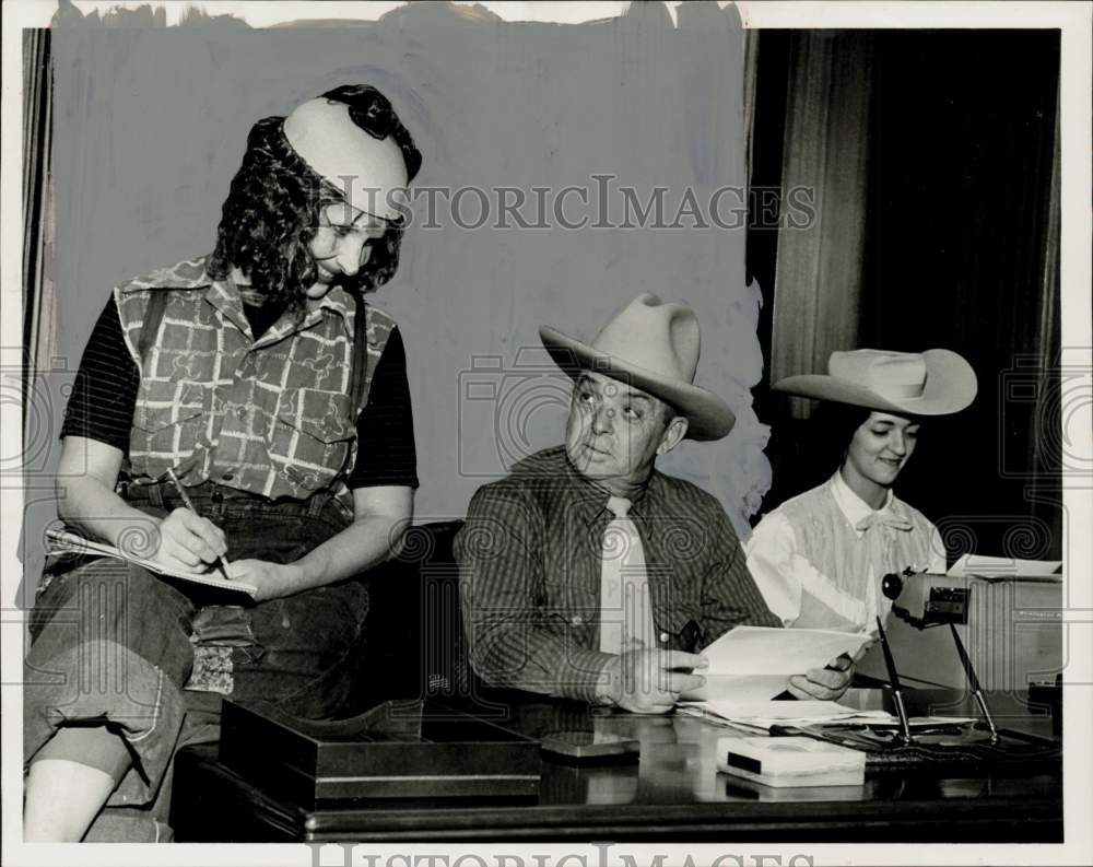 1962 Press Photo Pat Greenwood, fellow Great Southern employees on Go Texan Day- Historic Images