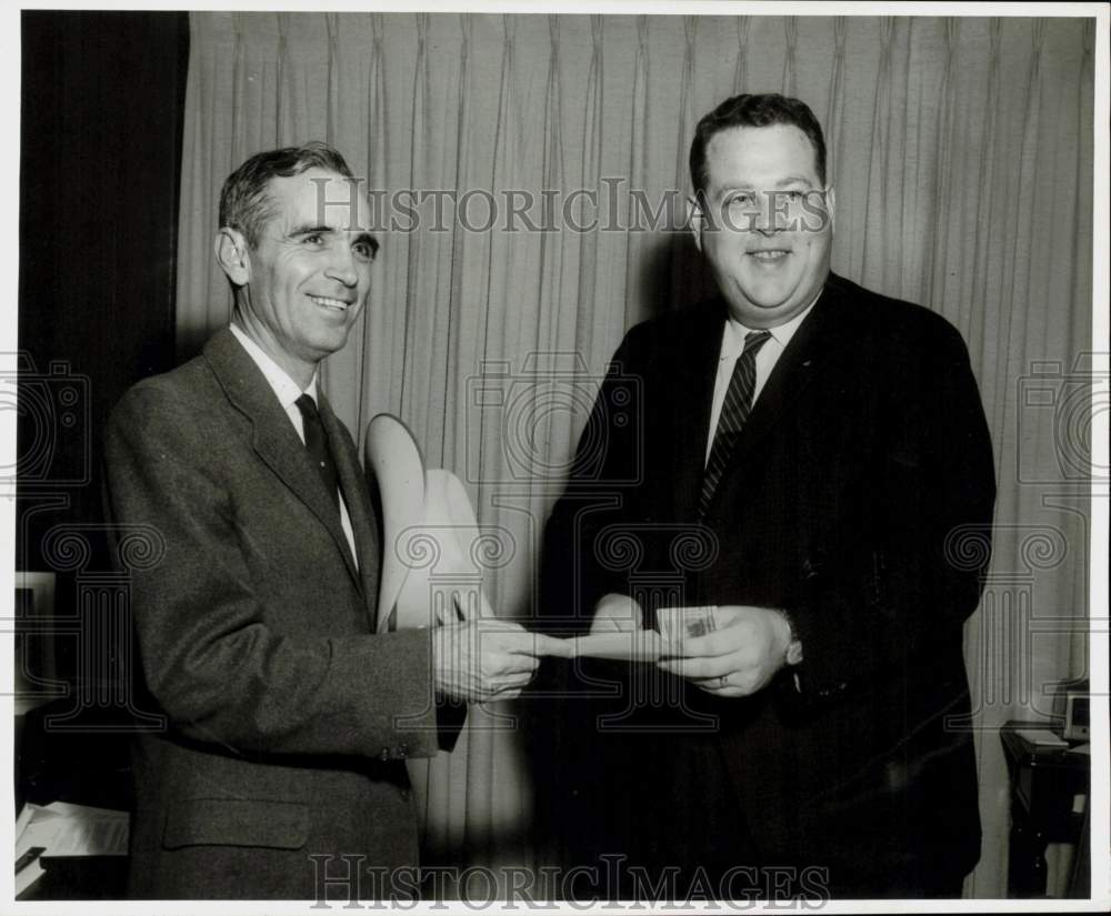 1964 Press Photo Marvin Lake and Bill Garlin make presentation in Houston- Historic Images