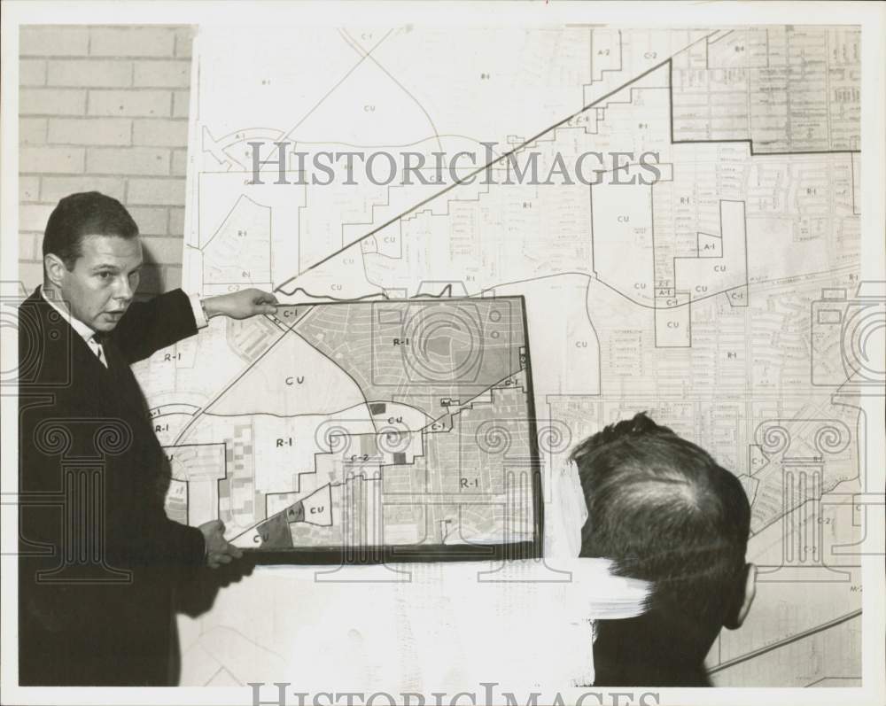 1962 Press Photo Otto Krebs explains Area 1 Zoning map at Godwin Park, Houston- Historic Images