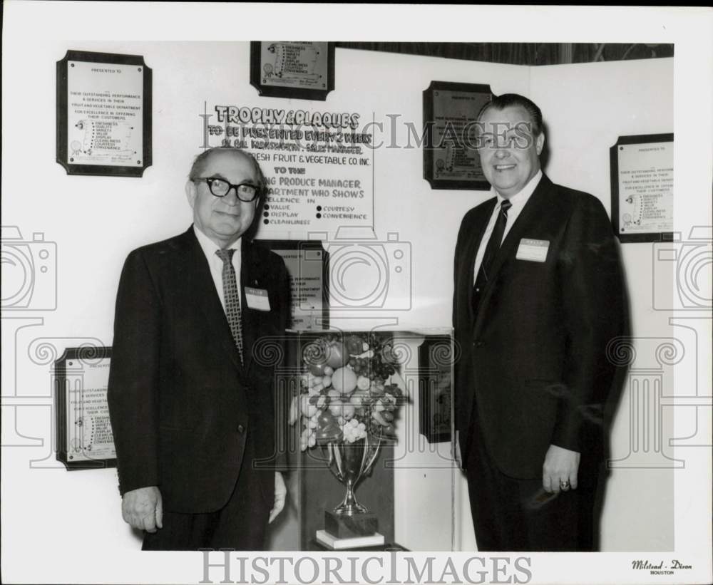 1969 Press Photo Joe Levit, Grocers Supply Company president, with a colleague- Historic Images