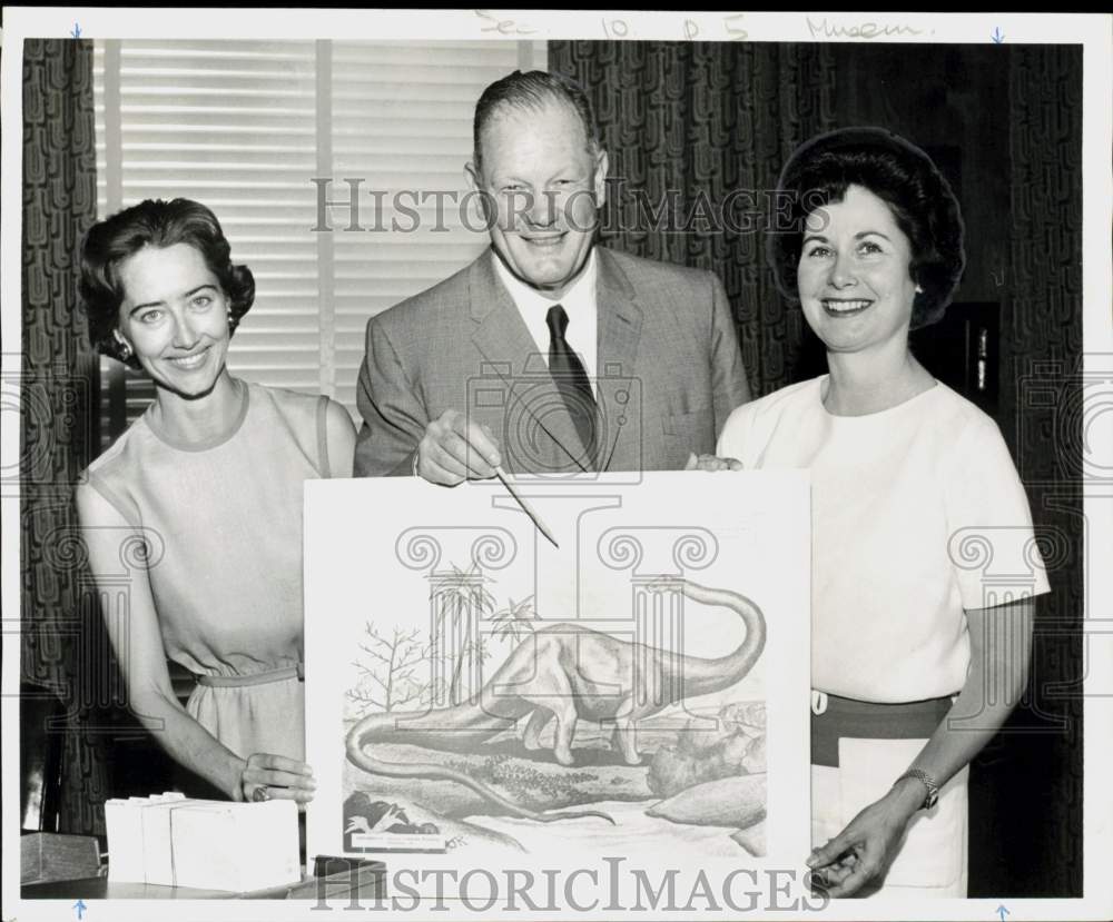 1962 Press Photo Charles Fleetwood and Junior League members examine sketch, TX- Historic Images