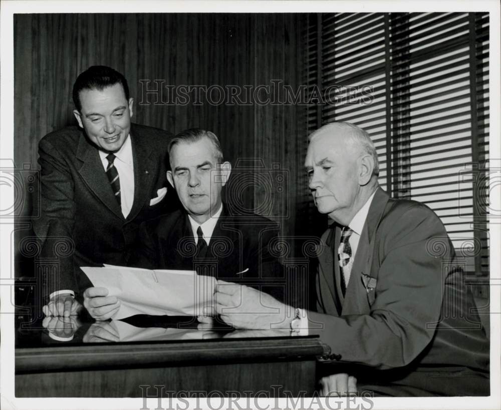 1953 Press Photo Vaughn Bryant, Warren Lamport, Vernon Bailey view documents, TX- Historic Images