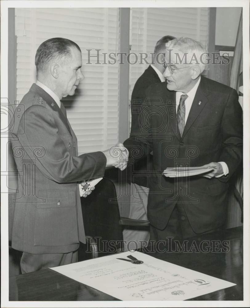 1960 Press Photo Arthur LeFevre presents Texas medal to General Walter Todd- Historic Images