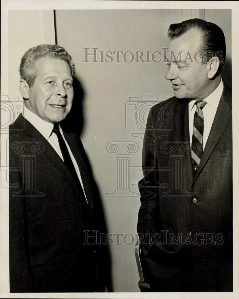 1967 Press Photo Charles Luftig and grand jury witness talking in Houston- Historic Images
