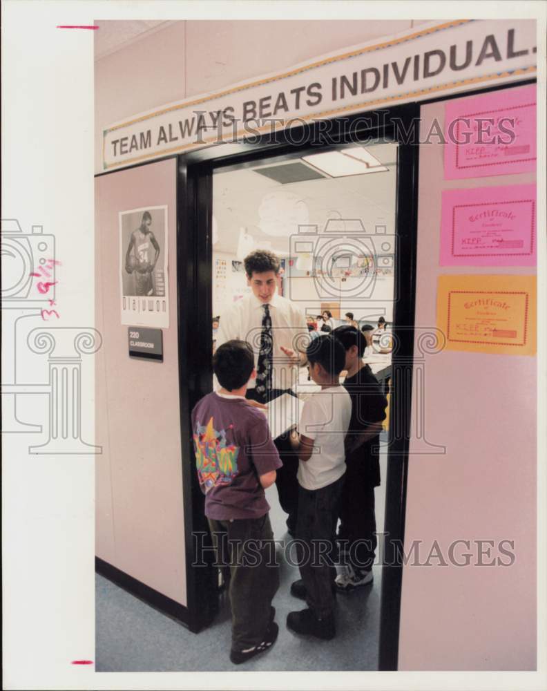 1994 Press Photo Teacher Dave Levin helps Houston students on group project- Historic Images