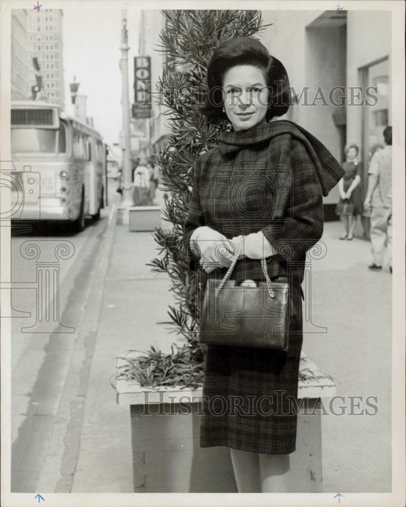 1963 Press Photo Mrs. Theodore Law wears wool suit in downtown Houston- Historic Images