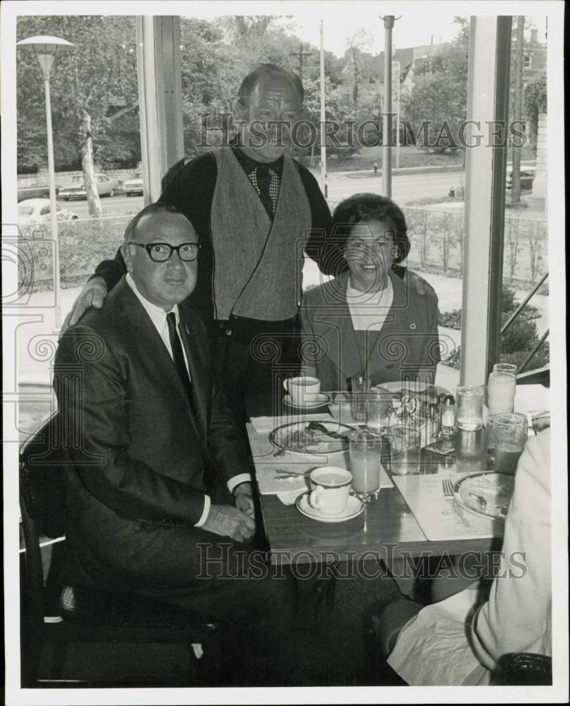 1967 Press Photo George Crowder visits with Mr. and Mrs. Bill Lane in St. Louis.- Historic Images