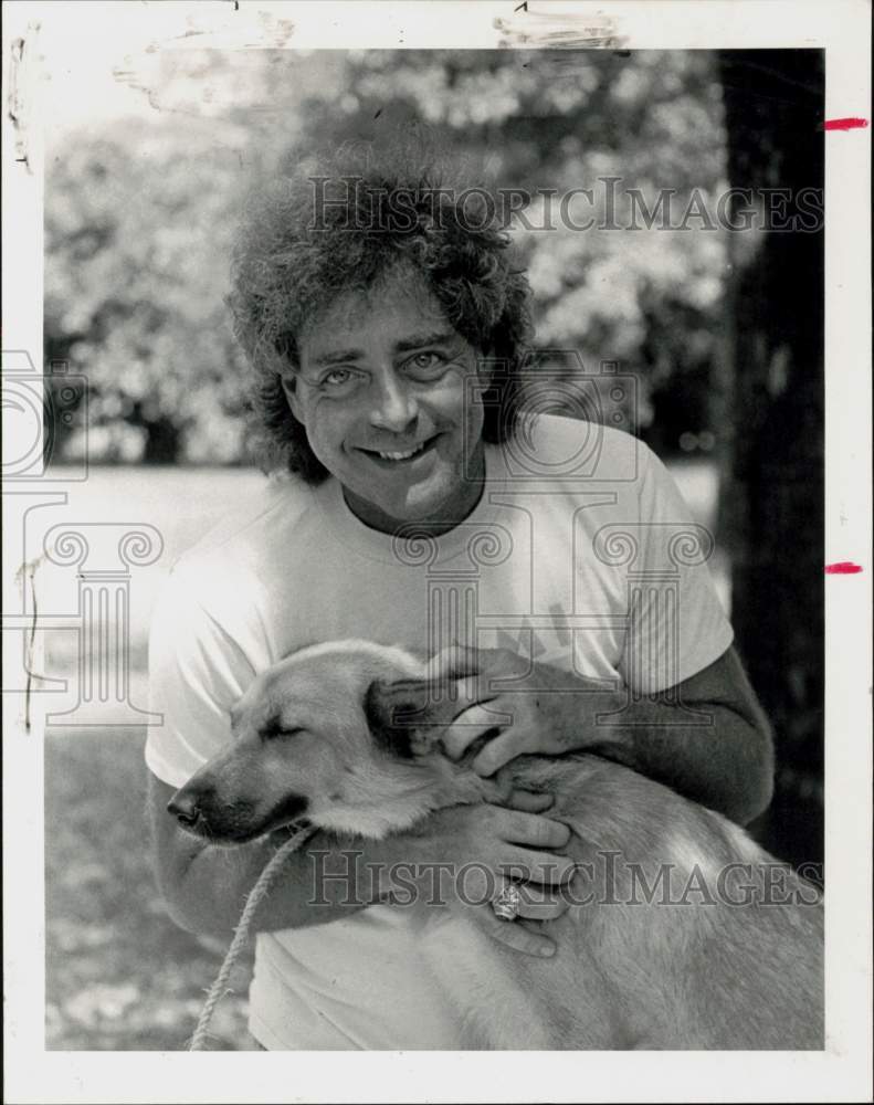 1985 Press Photo John Lander, KKBQ radio station DJ poses with his dog- Historic Images