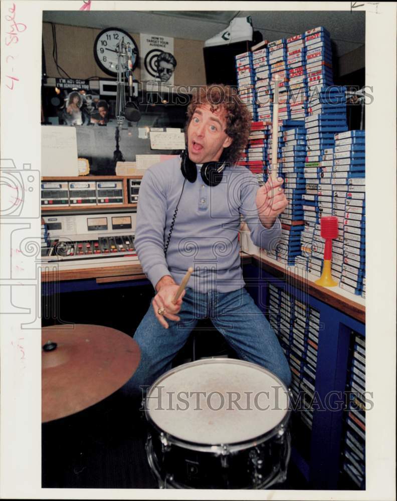 1989 Press Photo KKBQ&#39;s John Lander plays drum roll over morning broadcast- Historic Images