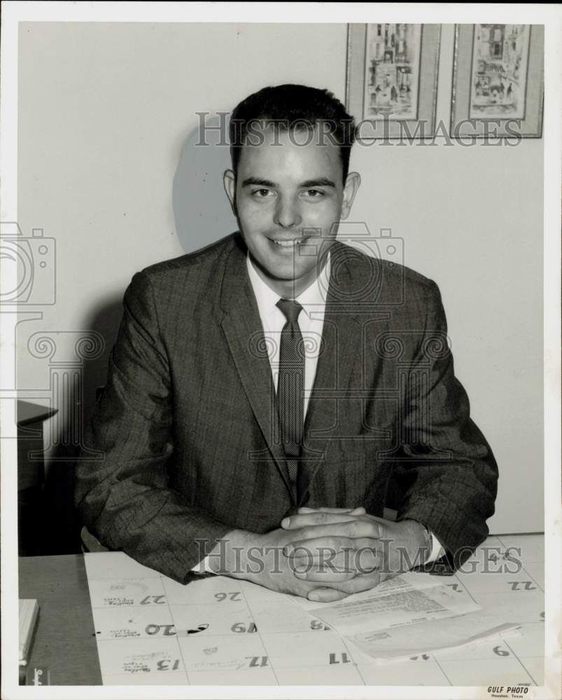 1960 Press Photo Leland Green, Fingers Furniture Store manager in Pasadena, TX- Historic Images