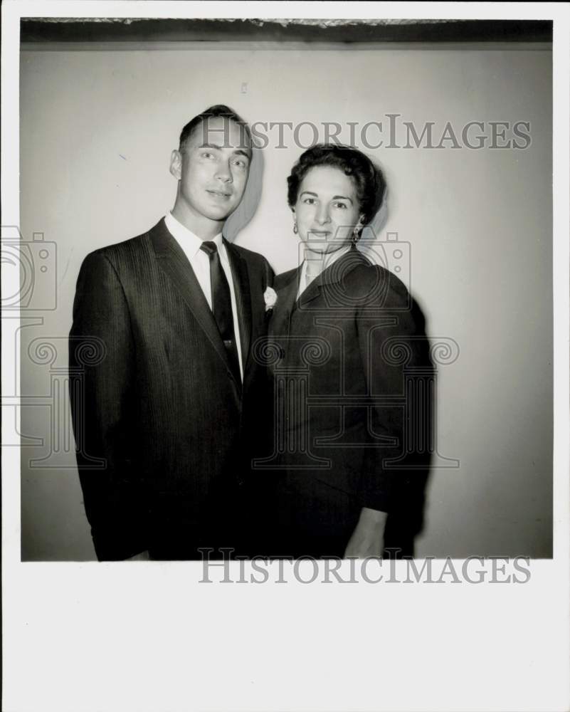 1960 Press Photo Leonard and Pat Spolyar of Houston pose at Rams Club.- Historic Images