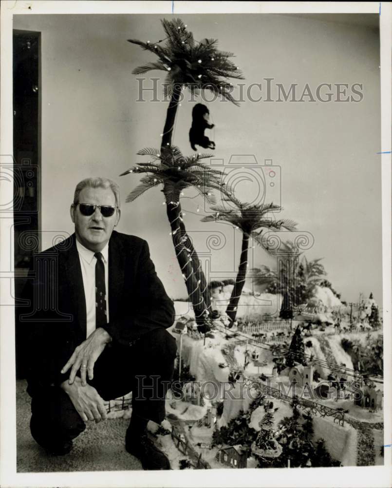1967 Press Photo Lee Lederman with his Christmas decorations in Houston- Historic Images