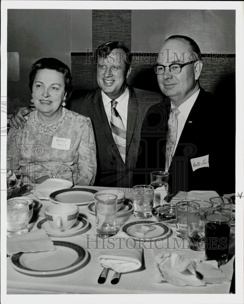 1969 Press Photo Leonard McNeil and Walter Lewis at Houston Restaurant dinner- Historic Images