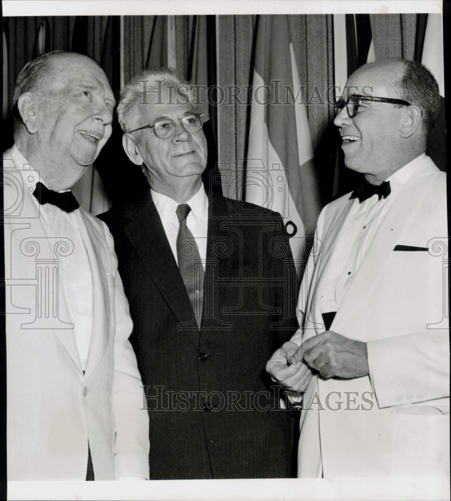 1957 Press Photo F.M. Law, Ben Belt and Jerry Turner chat at a party in Houston- Historic Images