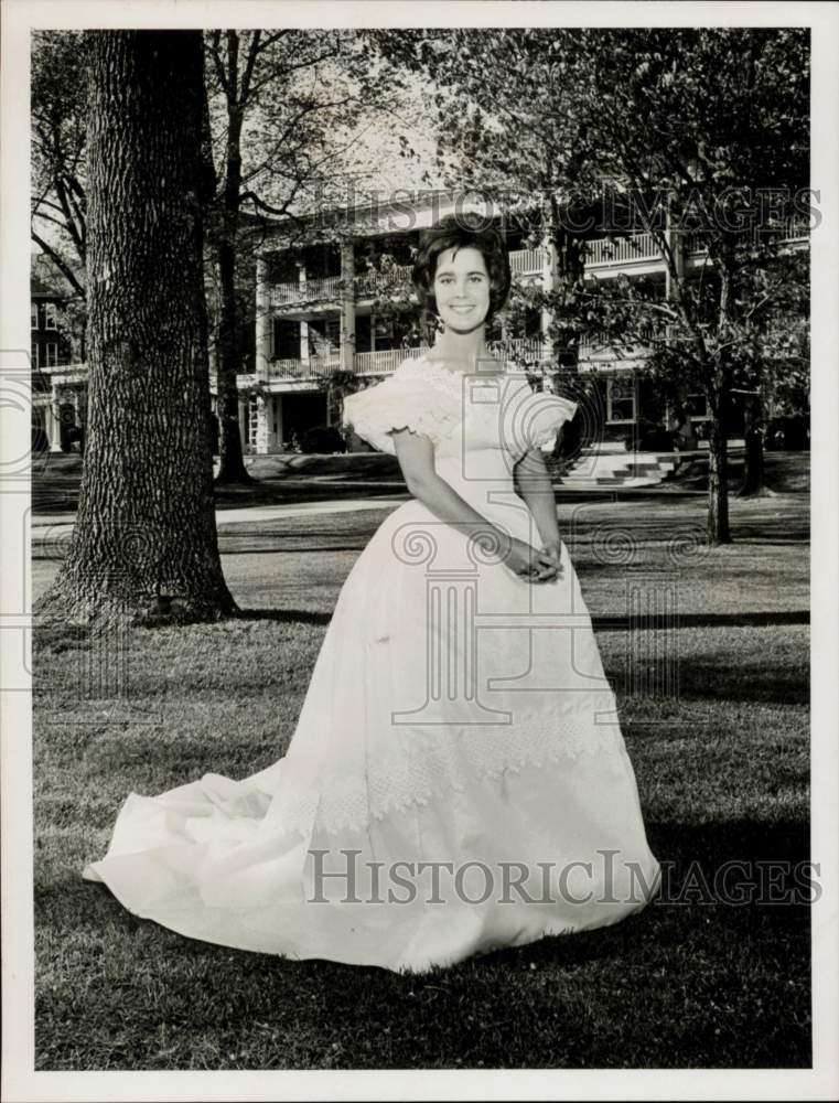 1962 Press Photo Linda Lester poses in courtyard. - hpa92722- Historic Images