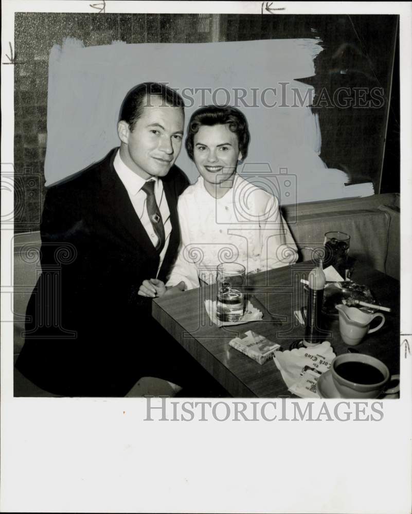 1959 Press Photo Bill and Pat Kristynik celebrate anniversary at Kork Club.- Historic Images