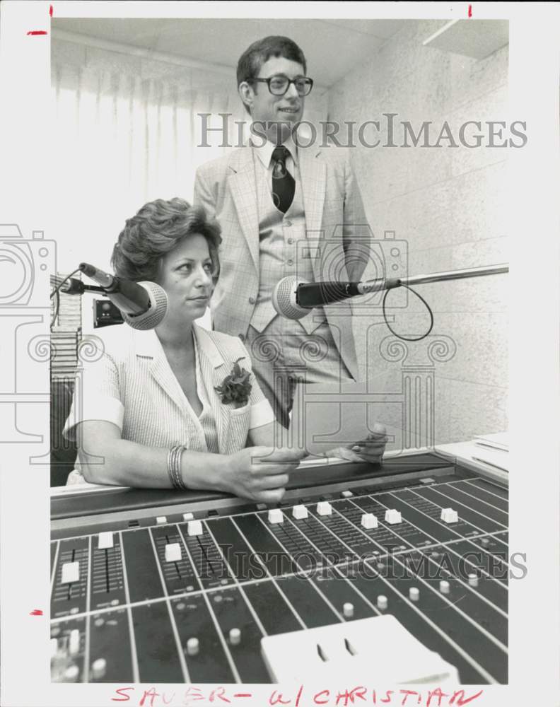 1980 Press Photo Ed Mahoney, manager, and DeEtte Saver of KGOL in Houston- Historic Images