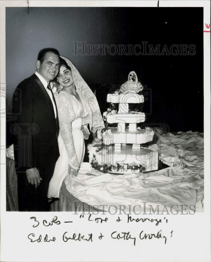 1961 Press Photo Cathy Crosby, Eddie Gilbert with their wedding cake in Houston- Historic Images