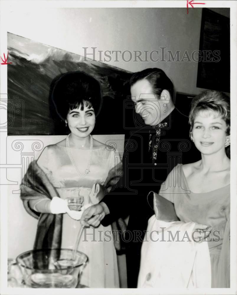 1962 Press Photo Cathy Crosby and husband Eddie Gilbert attend Playhouse event- Historic Images