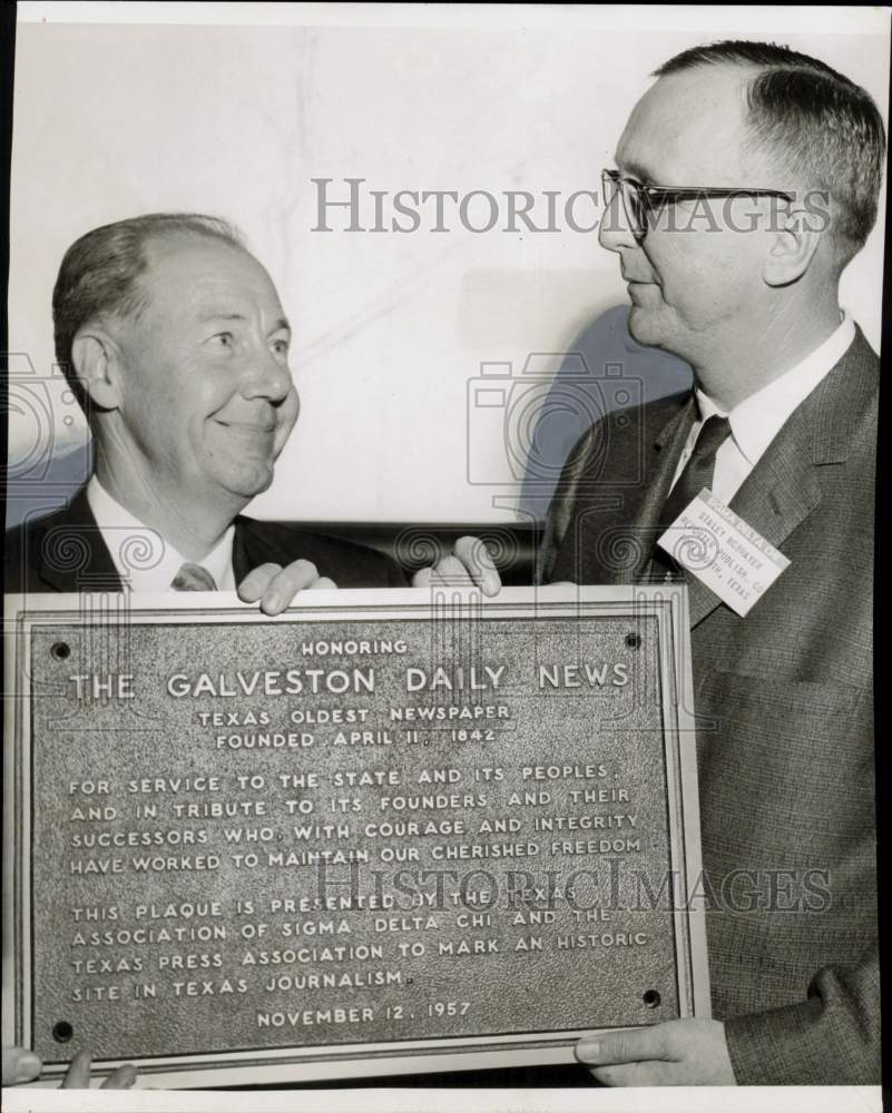 1957 Press Photo David Leavell and McBrayer display Galveston Daily News plaque.- Historic Images