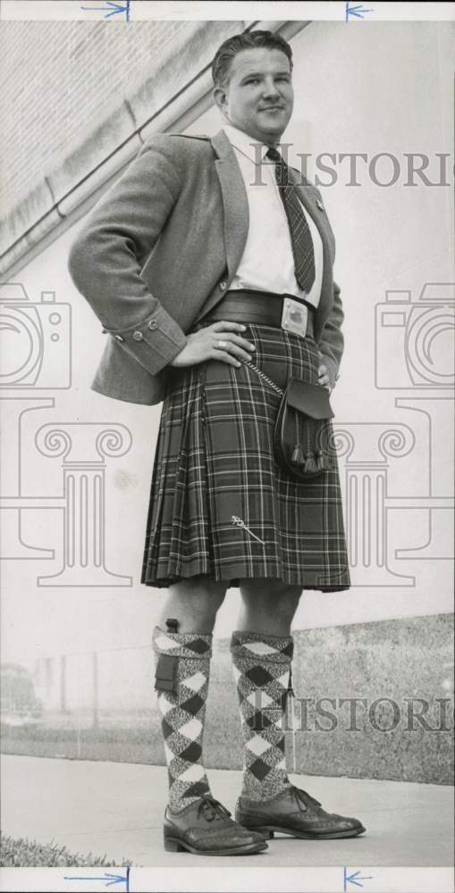 1960 Press Photo Gordon D.B. Laughland, Scotsman, Wearing Kilt - hpa92866- Historic Images