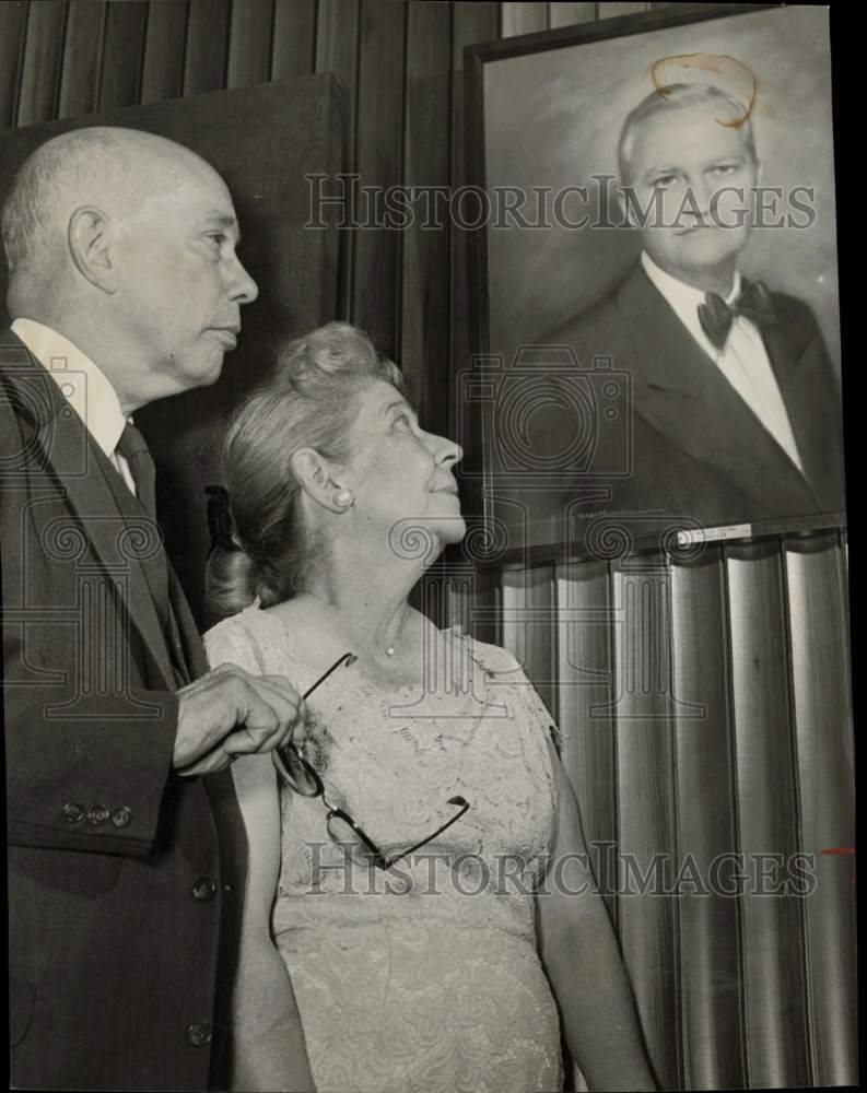 1959 Press Photo Widow, friend view portrait of Post employee William Young, TX- Historic Images