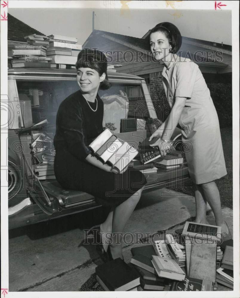 1965 Press Photo Mmes. Peter Fisher, Jackie Proler with Brandeis Book Fair books- Historic Images