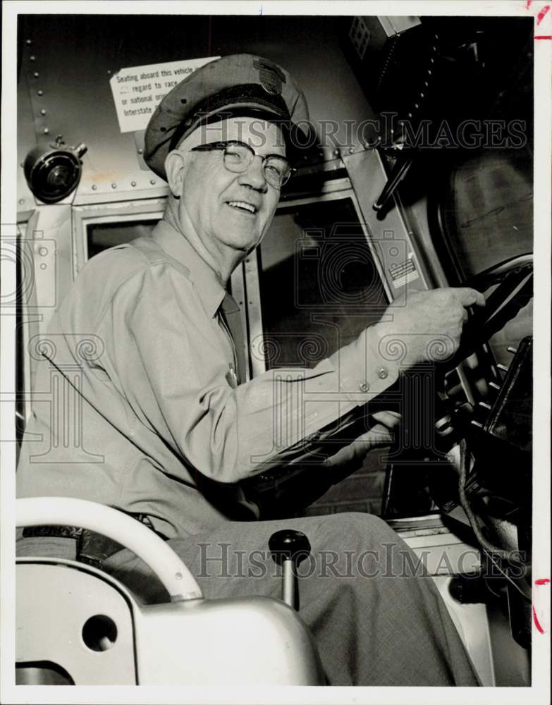 1962 Press Photo C.N. &quot;Pop&quot; Lazenby, Greyhound bus driver in driver&#39;s seat, TX- Historic Images
